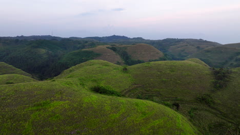 Bright-Green-Terrain-Of-Teletubbies-Hill-At-Sunset-On-Nusa-Penida-Island-In-Bali,-Indonesia