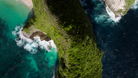 Green-Headland-At-Kelingking-Beach-On-A-Sunny-Summer-Day-In-Nusa-Penida-Island,-Bali,-Indonesia