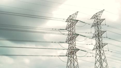 Vista-Desde-El-Cielo-De-La-Red-De-La-Torre-Eléctrica-Durante-El-Día