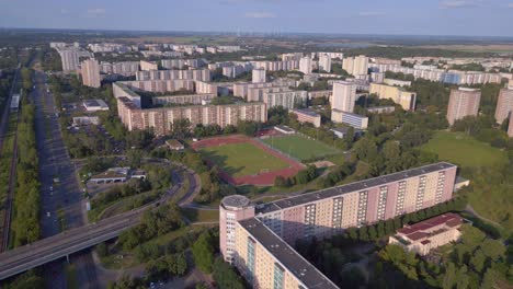 Stadtbild-Sportplatz-Inmitten-Von-Hochhäusern