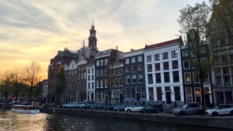 Wunderschöne-Historische-Alte-Gebäude-Der-Stadt-Amsterdam-Neben-Dem-Kanal-Bei-Sonnenuntergang