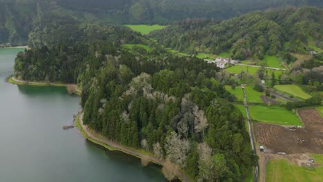 Isla-De-São-Miguel-Sete-Ciudades-Lago-Colinas-Y-Montañas-En-Azores,-Portugal,-Drone