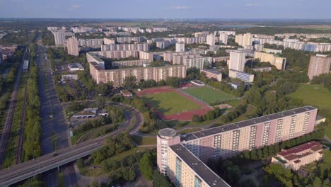 Campo-De-Deportes-Del-Paisaje-Urbano-En-Medio-De-Edificios-De-Gran-Altura