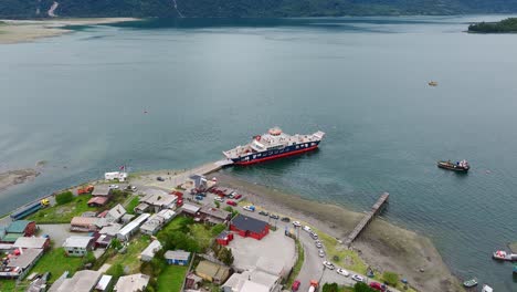 Vista-Aérea-Del-Ferry-Atracado-En-La-Rampa-Del-Pueblo-Hornopiren-Ubicado-En-La-Comuna-De-Hualaihué-En-La-Provincia-De-Palena,-Sur-De-Chile