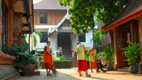 Junge-Buddhistische-Mönche-Reinigen-Einen-Tempel-In-Chiang-Mai