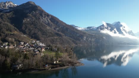 Clip-De-Drone-De-Montañas-Y-Lagos,-Que-Muestra-El-Ciclo-De-Evaporación-Del-Agua,-Precipitación-En-Forma-De-Nieve-Y-Derretimiento-En-Agua-Del-Lago