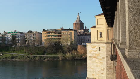 Schöne-Aussicht-Auf-Ponte-Coperto-In-Pavia,-Klarer-Himmel,-Lombardei,-Italien