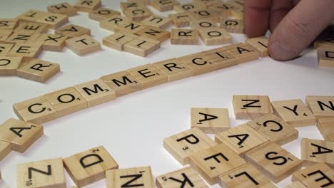 Primer-Plano-De-Enfoque-Limitado:-Palabra-Comercial-Formada-A-Partir-De-Letras-De-Scrabble