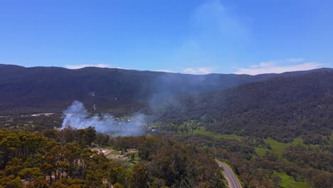 Disparo-De-Drones-De-Humo-De-Fuego-Que-Queda-Atrapado-En-La-Zona-De-Crackenback-En-Nueva-Gales-Del-Sur,-Australia