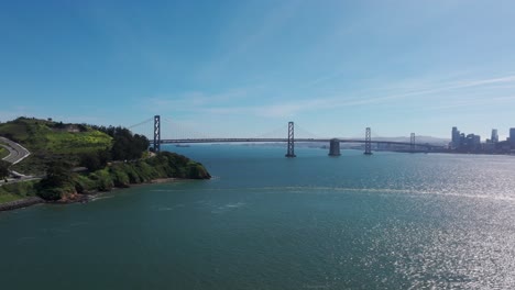 Drohnenschuss-Im-Flug-In-Richtung-Oakland-Bridge-Und-Downtown-San-Francisco-Am-Mittag