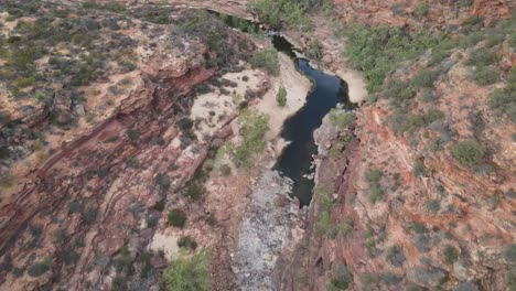 Avión-Teledirigido-Sobre-Un-Desfiladero-Australiano-Y-Un-Parque-Nacional-Con-Un-Río-Que-Fluye-En-Un-Día-Soleado