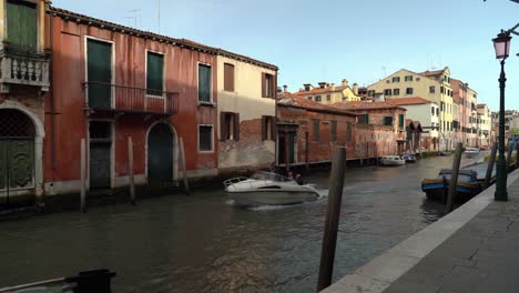 Lancha-Blanca-Navega-Por-El-Canal-De-Agua-En-Venecia
