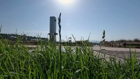 Detrás-Del-Césped-Hay-Una-Fuente-De-Agua-Para-Lavar-La-Arena-De-La-Playa-En-La-Plataforma-De-Madera