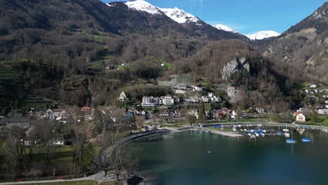 Langsam-Schwenkender-Drohnenclip,-Der-Ein-Malerisches-Dorf-Am-Seeufer-In-Den-Schweizer-Alpen-Zeigt