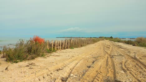 Camino-De-Arena-Junto-Al-Mar-En-La-Isla-Ile-De-Ré-Frente-A-La-Costa-Oeste-De-Francia