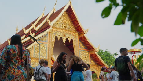 Turistas-En-La-Entrada-Del-Templo-Wat-Phra-Singh,-Chiang-Mai.