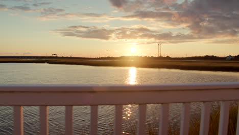 New-Jersey-Sonnenuntergang-über-Dem-Hafen-Mit-Horizontal-Verlaufendem-Zaun