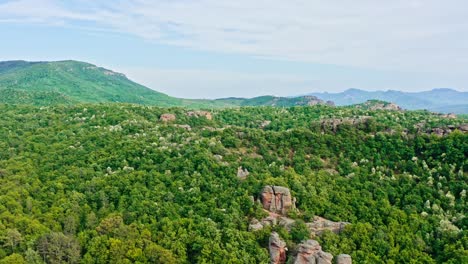 Luftaufnahme-über-Belogradchik-Sandsteinfelsen-Inmitten-Einer-Balkanforstlandschaft