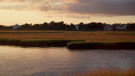 La-Grúa-De-Nueva-Jersey-Vuela-Sobre-La-Bahía-Al-Atardecer-En-Cámara-Lenta