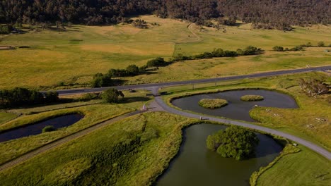 Vista-Aérea-De-Estanques-Y-Pequeños-Lagos-En-Crackenback-De-Nueva-Gales-Del-Sur,-Australia.