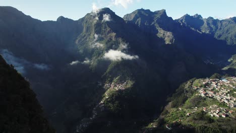 Vista-Aérea-Del-Casco-Antiguo-Ubicado-En-Un-Impresionante-Valle-De-Alta-Montaña,-Madeira.
