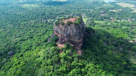 Vista-Aérea-Del-Paisaje-De-Drones-De-Montañas-En-El-Bosque-Sigiriya-Formación-Rocosa-Turismo-Lugar-Turístico-En-La-Provincia-De-Dambulla-Sri-Lanka-Asia-Antiguo-Palacio