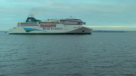 El-Ferry-Irlandés-Con-Rampa-De-Velocidad-Sale-Del-Puerto-De-Dublín,-Con-El-Faro-Rojo-A-La-Vista