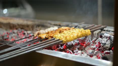 Las-Manos-De-Un-Hombre-Girando-Los-Pinchos.-Brocheta