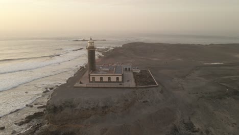 Maravíllate-Ante-La-Vista-De-Un-Faro-Oceánico-Que-Se-Alza-Audazmente-Sobre-Un-Acantilado-Escarpado:-Una-Escena-Costera-Cautivadora-Que-Encarna-La-Fuerza,-La-Resiliencia-Y-El-Poder-Duradero-De-La-Belleza-De-La-Naturaleza.