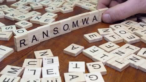 Ransomware-Wort-Auf-Holztisch-Aus-Scrabble-Buchstabensteinen-Gebildet