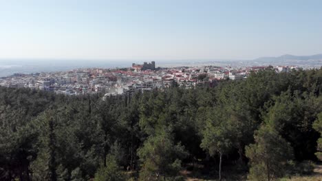 Luftaufnahme-Der-Byzantinischen-Heptapyrgion-Der-Yedikule-Festung-Von-Thessaloniki-Aus-Dem-Nahe-Gelegenen-Wald,-Sonniger-Tag,-Blauer-Himmel