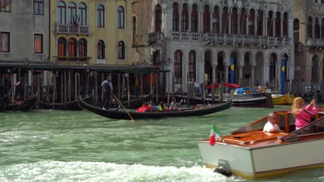 Tráfico-De-Transporte-Marítimo-En-El-Gran-Canal-De-Venecia-En-Un-Día-Soleado