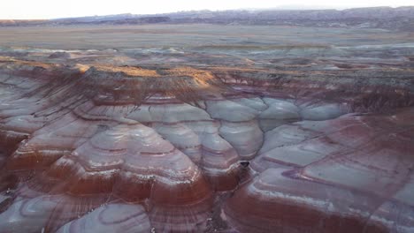 Vista-Aérea-De-Drones-4k-De-Coloridas-Colinas-De-Bentonita,-Utah,-A-La-Hora-Azul