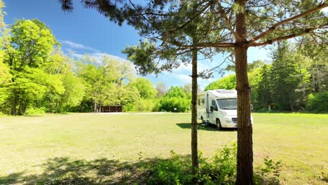 Wohnmobil-Parkplatz-In-Abgelegener,-Waldreicher,-Friedlicher-Landschaft