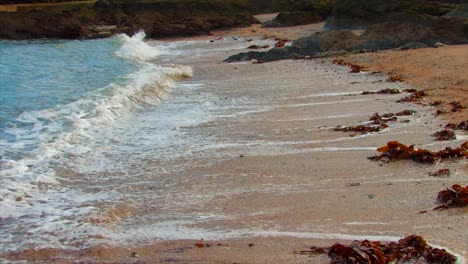 Mittlere-Aufnahme-Von-Wellen,-Die-Heftig-An-Einem-Irischen-Strand-Brechen