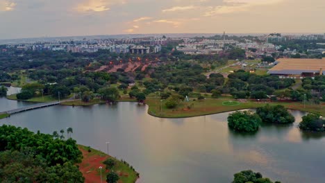 Luftaufnahme-Des-Stadtparks-Brasilia-In-Der-Abenddämmerung
