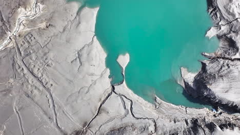 Toma-Aérea-En-Forma-De-Corazón-Lago-Chevril-Tignes-Alpes-Francia-Agua-Turquesa-Romántico