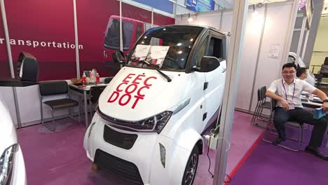 Foreign-buyer-inspects-new-EVE-delivery-truck-manufactured-in-China-at-Canton-Fair-exhibition,-Guangzhou,-China