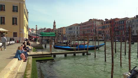 Menschen-Genießen-Die-Sonne-In-Der-Nähe-Des-Canale-Grande-In-Venedig