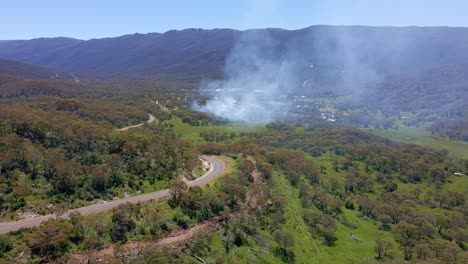 Vista-Aérea-Del-Humo-Que-Se-Extiende-Por-Toda-La-Zona-De-Crackenback-Durante-La-Tarde-En-Nueva-Gales-Del-Sur,-Australia