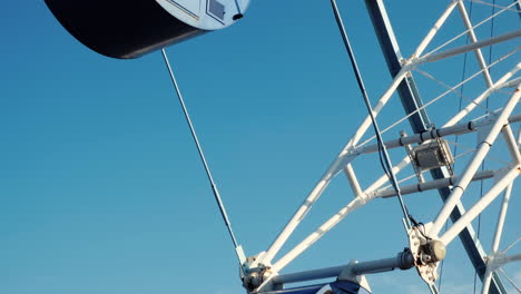 Blue-ferris-wheel-turning-on-a-sunny-day