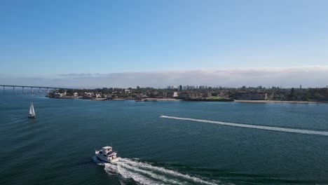 Boote-Fahren-In-Der-Bucht-Von-San-Diego-Mit-Blick-Auf-Die-Coronado-Bridge-In-Der-Ferne