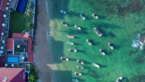 Luftaufnahme-Von-Drohnen-Mit-Fischerbooten,-Segelyachten,-Die-In-Der-Sandbankbucht-Angedockt-Sind,-Mit-Hotelresorts-Und-Wassersportaktivitäten-In-Turtle-Beach,-Hikkaduwa,-Sri-Lanka,-Galle,-Asien,-Reiseurlaub