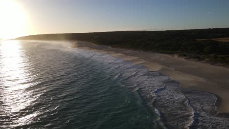 Langsame-Drohnenaufnahme-Aus-Der-Luft-Bei-Sonnenaufgang-über-Einem-Wunderschönen-Blauen-Strand-In-Westaustralien