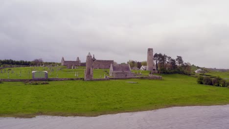 Tranquila-Plataforma-Rodante-Aérea-Del-Asentamiento-Clonmacnoise-Y-El-Río-Shannon