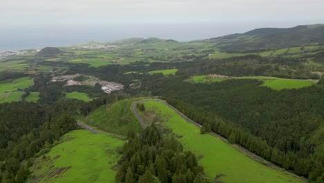 Die-Luftperspektive-Enthüllt-Die-Schönheit-Und-Landschaft-Der-Azorenregion-In-Portugal-Und-Verkörpert-Das-Konzept-Der-Erkundung-Und-Entdeckung