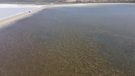 Avión-Teledirigido-Sobre-El-Lago-Natural-Y-Rosado-Macdonnell-Y-Dunas-De-Arena-En-El-Sur-De-Australia