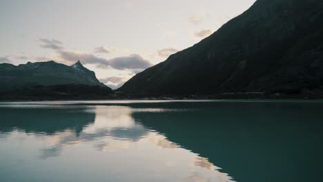 Spiegelreflexionen-über-Der-Laguna-Esmeralda-In-Ushuaia,-Feuerland-In-Patagonien,-Argentinien