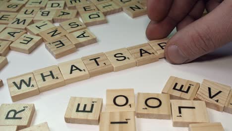 Männliche-Hand-Formt-Social-Media-Wort-„WhatsApp“-Aus-Scrabble-Buchstaben