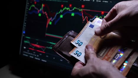 Währungsberechnung:-Männliche-Hände-Zählen-Euro-Scheine-Aus-Verlorenen-Investitionen